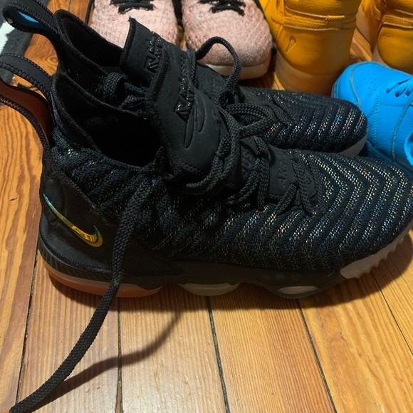 lebron 16 size 7y - Picture 1 of 5